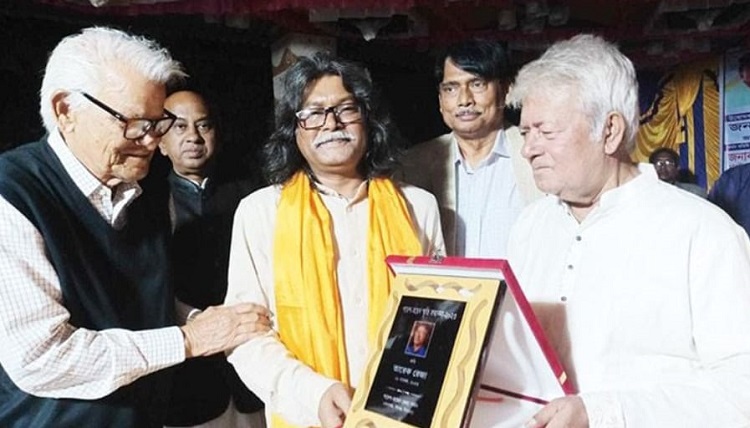 সাহিত্য সম্মাননা পেলেন জাবি'র অধ্যাপক তারেক রেজা