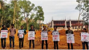 গাছ কেটে একাডেমিক ভবন নির্মাণের প্রতিবাদে জাবিতে মানববন্ধন