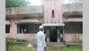 পুত্রবধূর ভয়ে ২মাস ধরে ঘর ছাড়া আবুল হাশেমর পরিবার