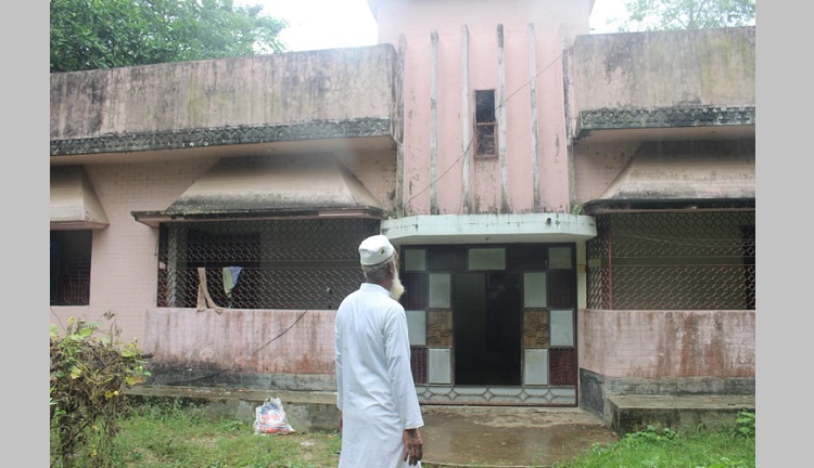পুত্রবধূর ভয়ে ২মাস ধরে ঘর ছাড়া আবুল হাশেমর পরিবার