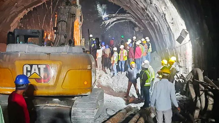 ভারতে টানেলে আটকা ৪১ শ্রমিক উদ্ধারে ব্য়র্থ মার্কিন যন্ত্র, নামছে সেনাবাহিনী