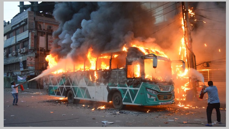রাজধানীতে কয়েক মিনিটের ব্যবধানে ৩ বাসে আগুন