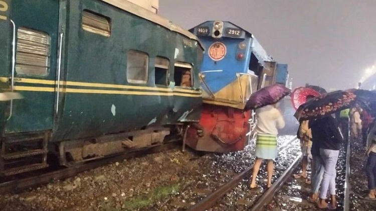 তেজগাঁওয়ে ট্রেনে ক্রেনের আঘাত ঢাকার সঙ্গে সারাদেশের রেল যোগাযোগ বন্ধ