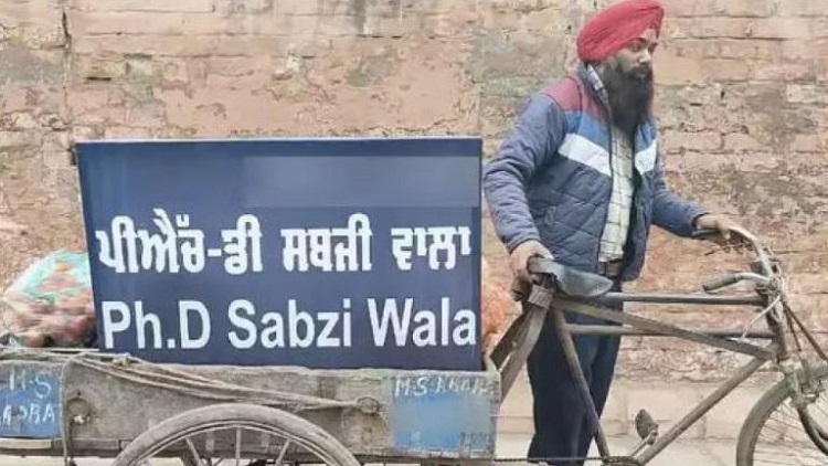 চাকরি ছেড়ে বিশ্ববিদ্যালয় অধ্যাপক এখন ‘পিএইচডি সবজিওয়ালা’