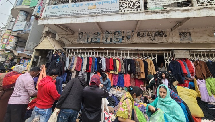 জমে উঠেছে ২০ টাকায় শীতের পোশাক