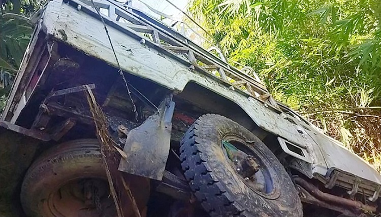 বান্দরবানে পর্যটকবাহী জিপ খাদে, ঢাবি ছাত্রীসহ ২ নারী নিহত