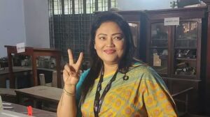 সুযোগ বুঝে আমাকে টেনে হিঁচড়ে নামিয়ে দিচ্ছে: মমতাজ