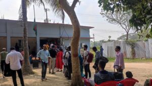 আখাউড়া ইমিগ্রেশনে সার্ভার ধীরগতি ভোগান্তিতে যাত্রীরা