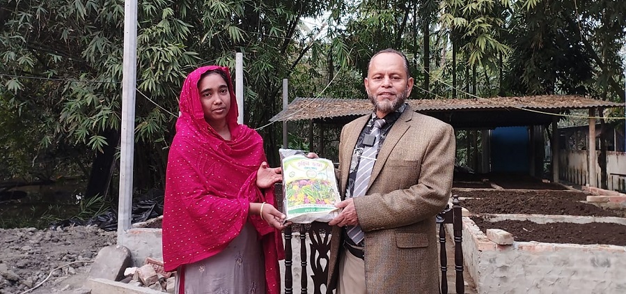 মারজান দম্পতি মুখে হাসি ফুটিয়েছে জৈব সার