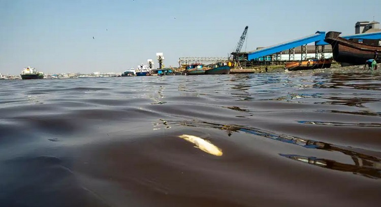 কর্ণফুলীর পানিতে অ্যাসিড, চিনিকলের বর্জ্য ফেলা বন্ধের নির্দেশ