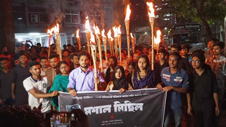 জবি শিক্ষার্থীর আত্মহত্যা ৬ দাবিতে মশাল মিছিল