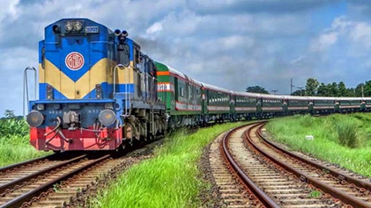 ট্রেনের ভাড়া আপাতত বাড়ছে না রেলমন্ত্রী