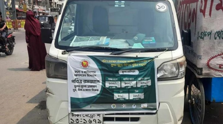 দুধ-ডিম-মাংস দুই ঘণ্টায় শেষ, ক্রেতাদের ক্ষোভ