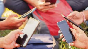 ৩ মাসে দেশে মোবাইল ফোনের উৎপাদন কমেছে সাড়ে ৫ লাখ