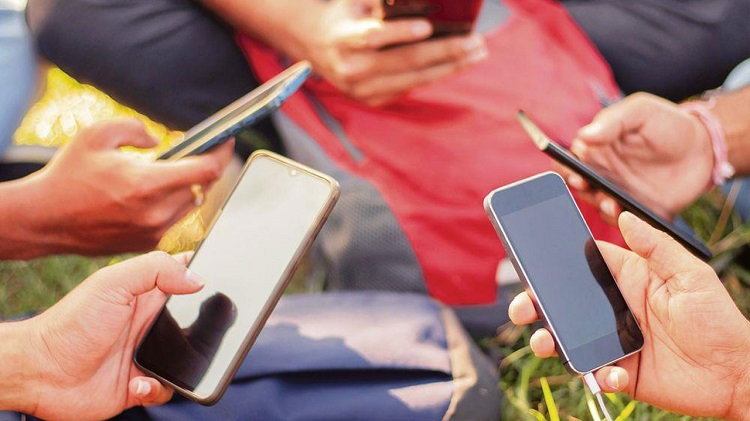 ৩ মাসে দেশে মোবাইল ফোনের উৎপাদন কমেছে সাড়ে ৫ লাখ