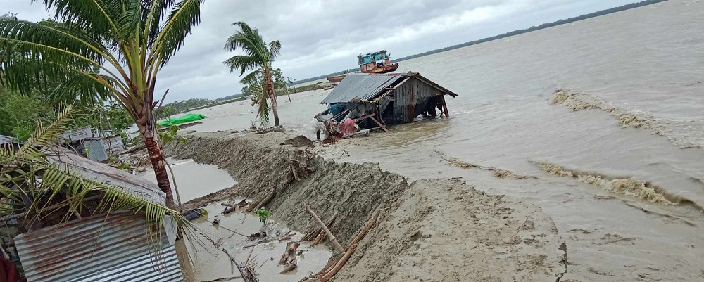 আমতলীতে বন্যা নিয়ন্ত্রণ বাঁধ ভেঙ্গে তিন গ্রাম পানির নিচে
