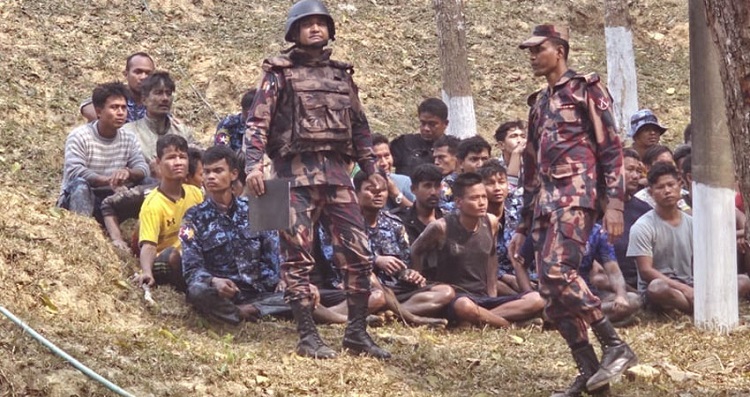 অস্ত্রসহ মিয়ানমারের ৮৮ বিজিপি সদস্য পালিয়ে বাংলাদেশে