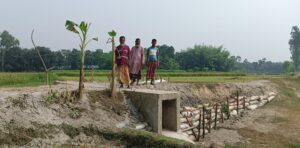 উলিপুরে ইউড্রেনের দুই পাশের সংযোগ সড়ক হওয়ায় এলাকাবাসী আনন্দিত