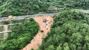 চীনে মহাসড়ক ধসে প্রাণহানি বেড়ে ৪৮