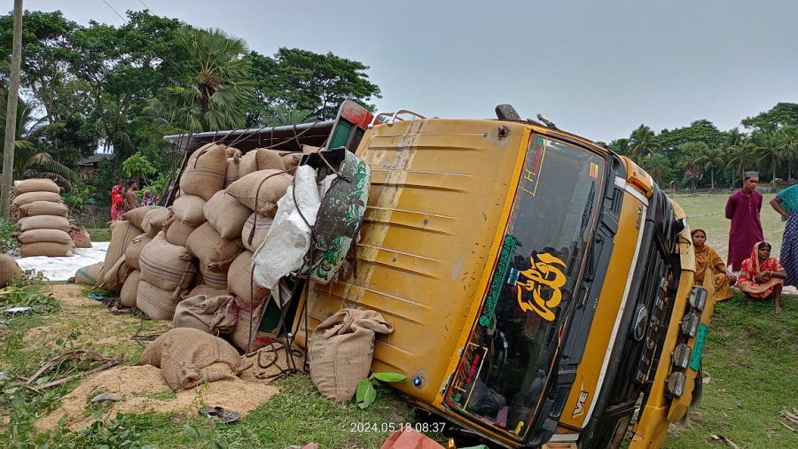 সাতক্ষীরার তালায় ট্রাক উল্টে ২ শ্রমিক নিহত আহত ১১