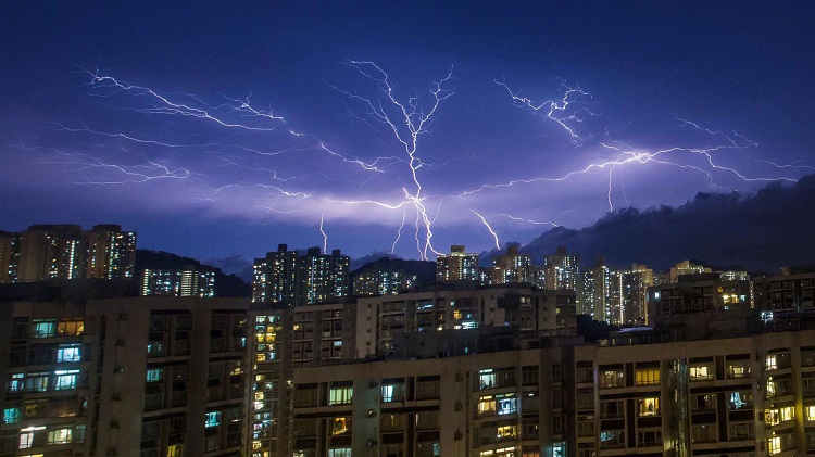হংকংয়ে টানা ১০ হাজার বজ্রপাত