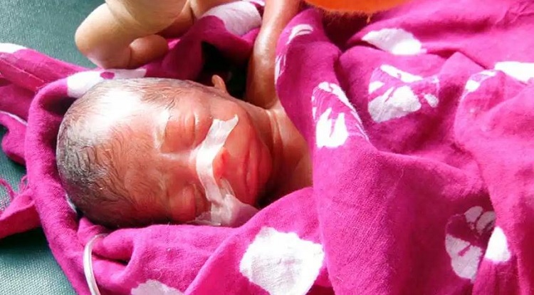 চিকিৎসকে ‘মৃত ঘোষণা’ করা নবজাতককে কবরে নামাতেই কান্না শুরু