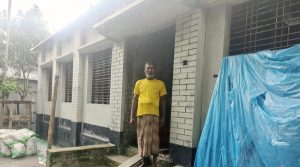 কুড়িগ্রামের বেলগাছায় বানভাসিদের ত্রাণ সহায়তা সচ্ছলদের ঘরে