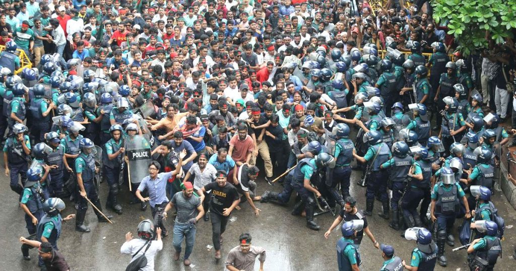 পুলিশের ব্যারিকেড ভেঙে শাহবাগে শিক্ষার্থীদের অবরোধ