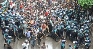 পুলিশের ব্যারিকেড ভেঙে শাহবাগে শিক্ষার্থীদের অবরোধ