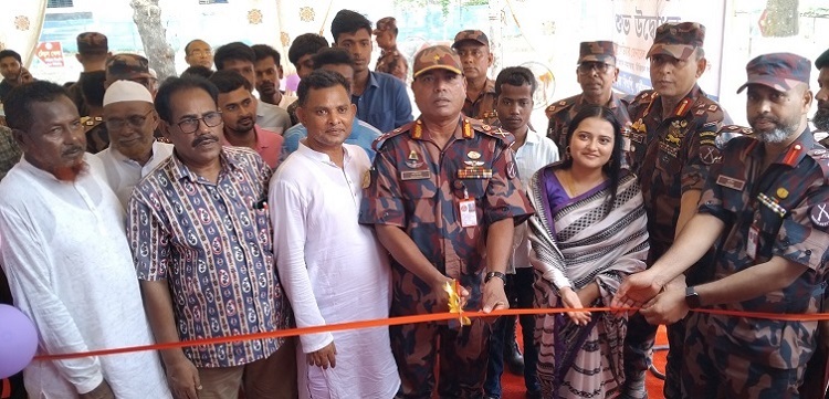 জয়পুরহাটে বেকার যুবকদের জন্যে বিজিবি'র ফ্রিল্যান্সিং অ্যান্ড কম্পিউটার ট্রেনিং সেন্টার উদ্বোধন