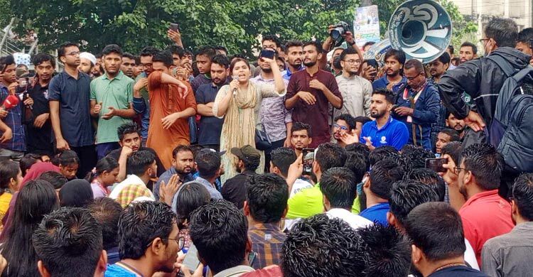 কোটা পুনর্বহালের প্রতিবাদে শাহবাগ অবরোধ