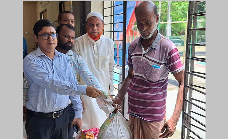 জয়পুরহাটে ৩০০ দরিদ্র পরিবহন শ্রমিকের মাঝে ১৫কেজি করে চাল বিতরণ