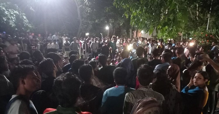 জাবিতে রাবার বুলেটে শতাধিক শিক্ষার্থী আহত, পালিয়েছেন উপাচার্য