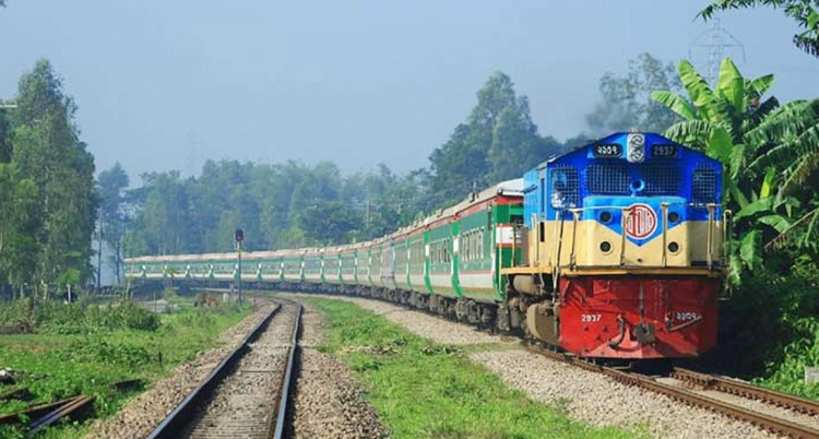বৃহস্পতিবার থেকে সীমিত পরিসরে ট্রেন চালু