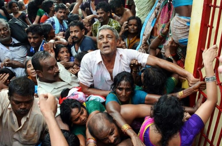 ভারতের উত্তরপ্রদেশে ধর্মীয় অনুষ্ঠানে পদদলিত হয়ে নিহত ১০৭