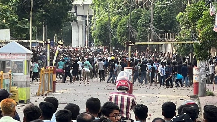 সংঘর্ষে ‘রণক্ষেত্র’ ঢাবি, ঢামেকে লাঠিসোটা নিয়ে ছাত্রলীগের হামলা