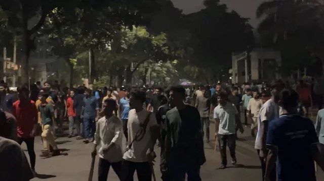 সচিবালয়ে আনসারদের সঙ্গে ঢাবি শিক্ষার্থীদের সংঘর্ষ