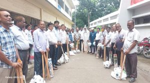 জয়পুরহাটে শতাধিক শিক্ষা ও ক্রীড়া প্রতিষ্ঠানে ক্রিকেট সেট ও ফুটবল বিতরন