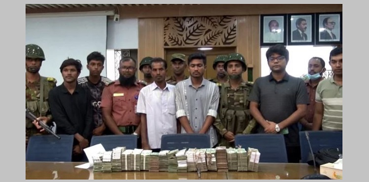 নরসিংদীতে ৮৮ লাখ টাকাসহ ৩ জনকে আটক করলেন শিক্ষার্থীরা