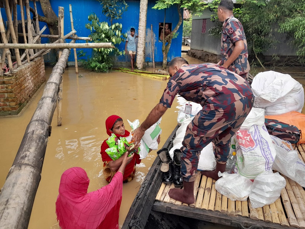বন্যার্ত ৬৮৫৭ পরিবারের মধ্যে ত্রাণ দিয়েছে বিজিবি