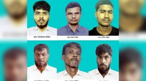 লেফটেন্যান্ট তানজিম হত্যার ঘটনায় আটক ৬ লেফটেন্যান্ট তানজিম হত্যার ঘটনায় সরাসরি সম্পৃক্ত ৬ জনকে আটক করেছে বাংলাদেশ সেনাবাহিনী। বুধবার (২৫ সেপ্টেম্বর) আন্তঃবাহিনী জনসংযোগ পরিদপ্তরের (আইএসপিআর) এক সংবাদ বিজ্ঞপ্তিতে এই তথ্য জানানো হয়। আটককৃতরা হলেন মো.বাবুল প্রকাশ (৪৪), মো.হেলাল উদ্দিন (৩৪), মো.আনোয়ার হাকিম (২৮), মো. আরিফ উল্লাহ (২৫), মো. জিয়াবুল করিম (৪৫) ও মো. হোসেন (৩৯)। আইএসপিআর জানায়, কক্সবাজার জেলার চকরিয়ায় গোয়েন্দা তথ্যের ভিত্তিতে ডাকাতি প্রতিরোধ অভিযান পরিচালনার সময় ২৪ সেপ্টেম্বর রাত ৩টায় সেনাবাহিনীর লেফটেন্যান্ট তানজিম ছারোয়ার নির্জন (২৩) শহিদ হন। পরে ওই এলাকায় চিরুনি অভিযান পরিচালনা করে সেনাবাহিনী ঘটনার সঙ্গে জড়িত ৬ জনকে আটক করে। আটক সন্ত্রাসীদের কাছ থেকে ২টি দেশিয় আগ্নেয়াস্ত্র, বিভিন্ন ধরনের ১১ রাউন্ড গুলি, হত্যাকাণ্ডে ব্যবহৃত একটি ছুরি, একটি পিকআপ এবং একটি মোটরসাইকেল উদ্ধার করা হয়। পরে জানা যায়, আটকদের মধ্যে ৪ জন প্রত্যক্ষভাবে সংঘটিত অপরাধের সঙ্গে জড়িত ছিলেন বাকি ২ জন তথ্য দিয়ে সহায়তা করেছে। আটককৃতদের মধ্যে মো. বাবুল প্রকাশ এই ঘটনার মূল অর্থ যোগান দাতা। এছাড়াও সে লেফটেন্যান্ট তানজিমকে প্রাণঘাতি ছুরিকাঘাত করে বলে প্রাথমিক স্বীকারোক্তি প্রদান করে। অন্যান্যদের মধ্যে ডাকাত দলের সেকেন্ড ইন কমান্ড মো. হেলাল উদ্দিন, গাড়ি চালক মো.আনোয়ার হাকিম, সশস্ত্র সদস্য মো.আরিফ উল্লাহ এবং তথ্য দাতা মো. জিয়াবুল করিম ও মো. হোসেন ওই ঘটনার সঙ্গে নিজেদের সরাসরি সম্পৃক্ততার কথা স্বীকার করেছে। ডাকাত দলের অন্যান্য জড়িত সদস্যদের গ্রেপ্তারের জন্য বাংলাদেশ সেনাবাহিনীর অভিযান অব্যাহত রয়েছে। প্রাথমিকভাবে আটক ৬ জনকে চকরিয়া থানা পুলিশের কাছে হস্তান্তর করা হয়েছে এবং সেনাসদস্য বাদী হয়ে চকরিয়া থানায় মামলা দায়ের কার্যক্রম চলমান রয়েছে।