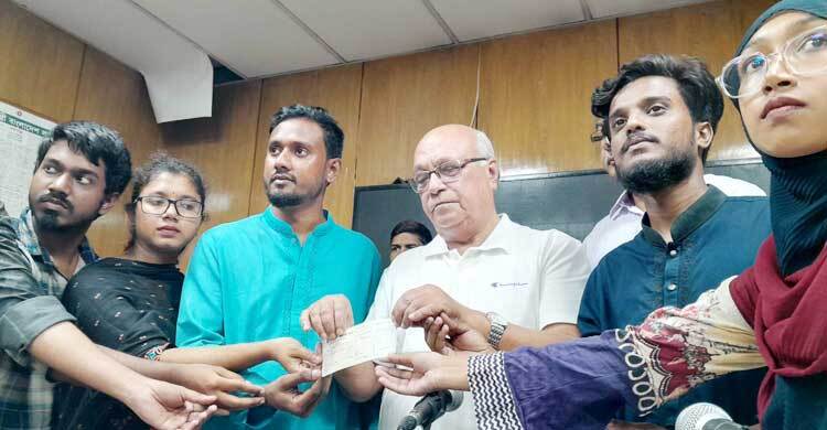 টিএসসির সংগৃহীত ৮ কোটি টাকা প্রধান উপদেষ্টার তহবিলে দান