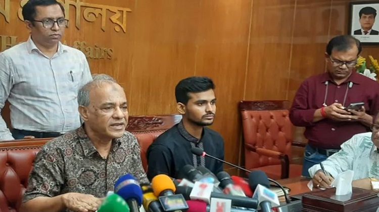 দায়িত্বে না ফেরা পুলিশ সদস্যরা অপরাধী বলে গণ্য হবে স্বরাষ্ট্র উপদেষ্টা