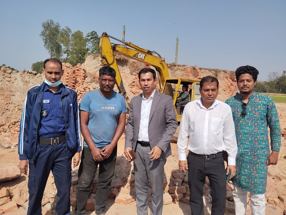 জয়পুরহাটে অবৈধ তিন ইটভাটা গুঁড়িয়ে দিয়েছে ভ্রাম্যমান আদালত