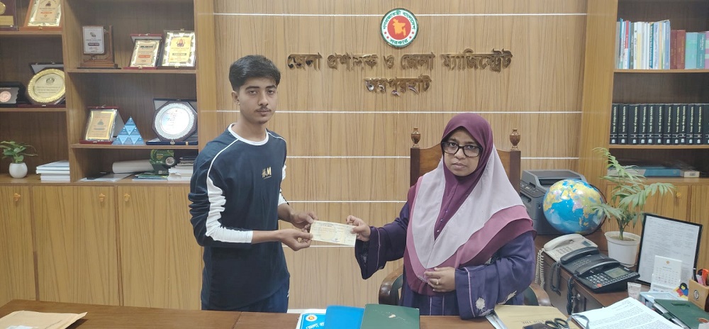 মেডিকেলে চান্স পাওয়া দরিদ্র মাহমুদের পাশে জয়পুরহাট জেলা প্রশাসক